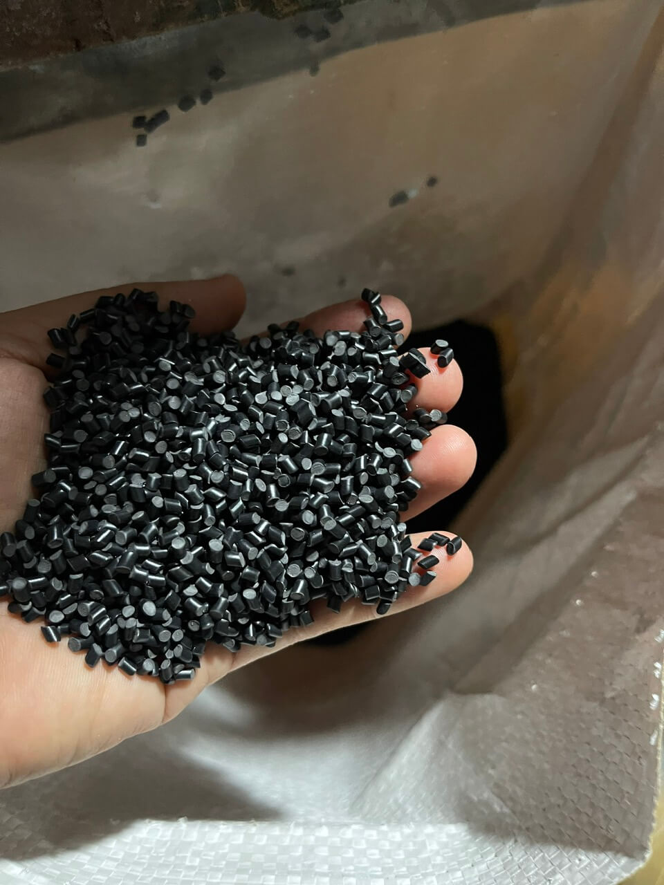 Công nghệ tái chế nhựa PET đột phá giúp bảo vệ môi trường 4 Ứng dụng thực tiễn của hạt nhựa PET tái sinh
