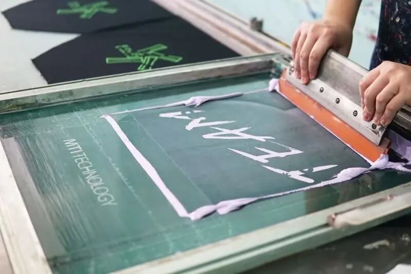 Phân loại phương pháp in lụa theo cấu tạo và cơ chế vận hành của khuôn in